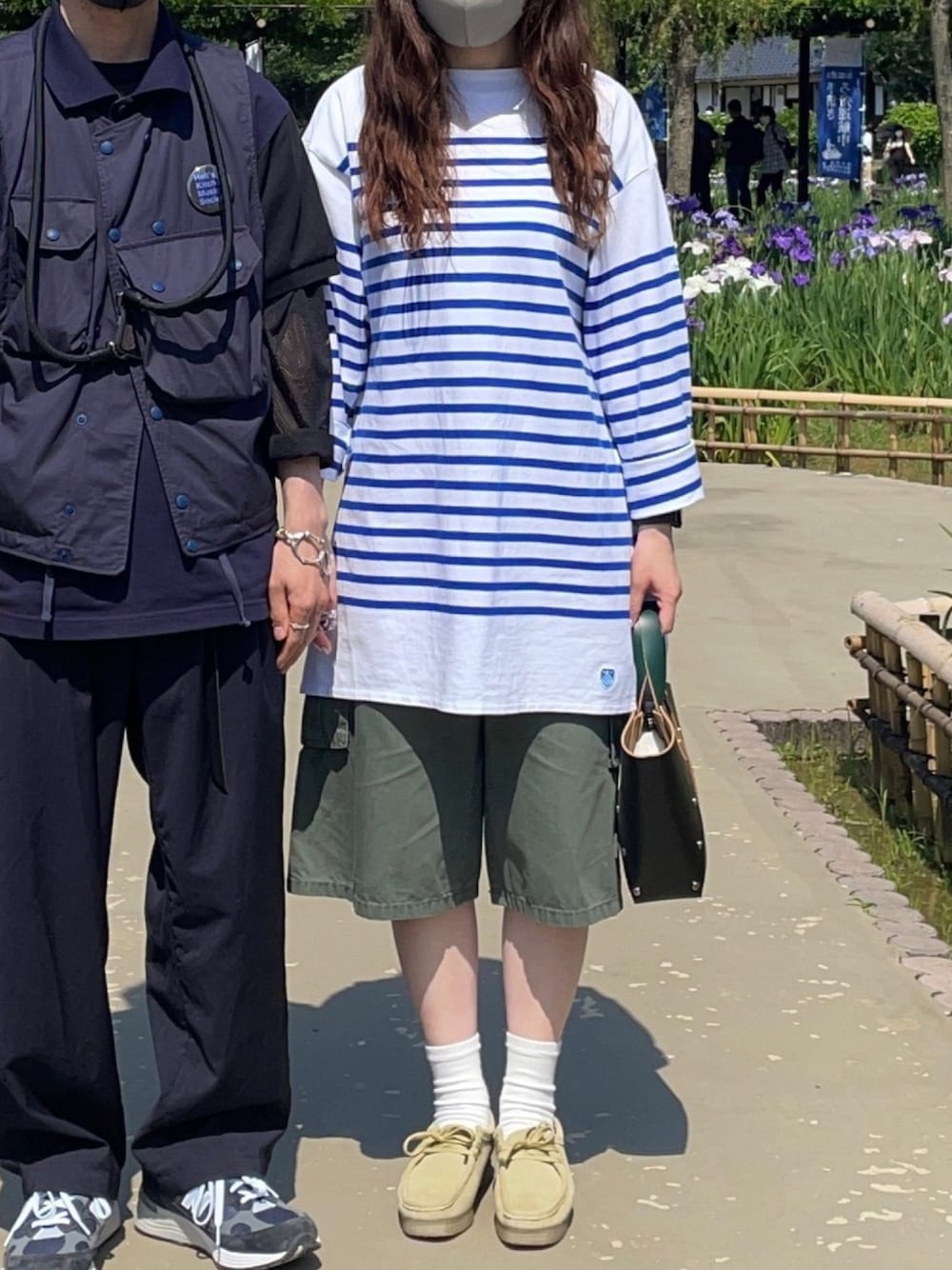 ブルー系のTシャツ/カットソー、ベージュ系のその他シューズ、ブラック系のトートバッグを着用したレディースの春コーディネートの1枚目の写真