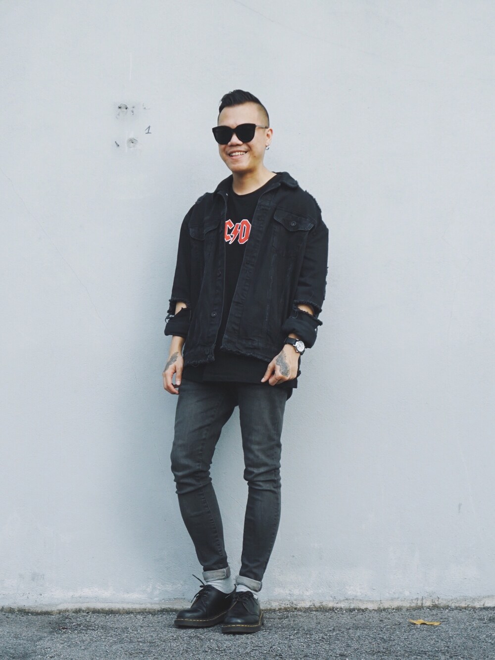 「TOPMANのアイテム（デニムジャケット、ブラック系）」を使った、Kevin Chong さん（メンズ・168cm）の冬コーディネートの1枚目の写真
