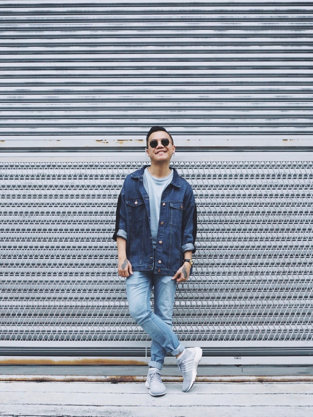 「TOPMANのアイテム（Tシャツ/カットソー、ブルー系）」を使った、Kevin Chong さん（メンズ・168cm）の冬コーディネートの1枚目の写真