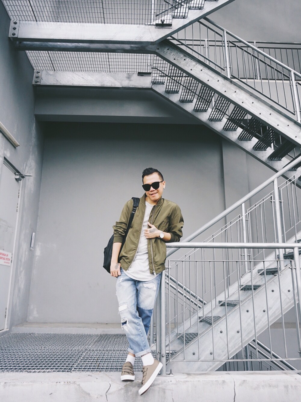 「TOPMANのアイテム（ミリタリージャケット、グリーン系）」を使った、Kevin Chong さん（メンズ・168cm）の冬コーディネートの1枚目の写真