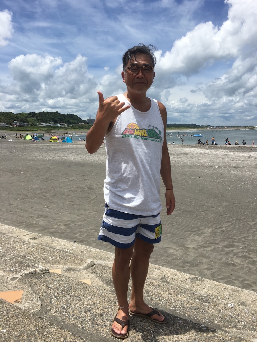 「海コーデ、ボードショーツ、タンクトップ、ビーサン、ポマード、眼鏡男子、短パン小僧、アイランドスリッパー」｜「no brandのアイテム（タンクトップ、グレー系）」を使った、Seiichiroさん（メンズ・180cm）の夏コーディネートの1枚目の写真