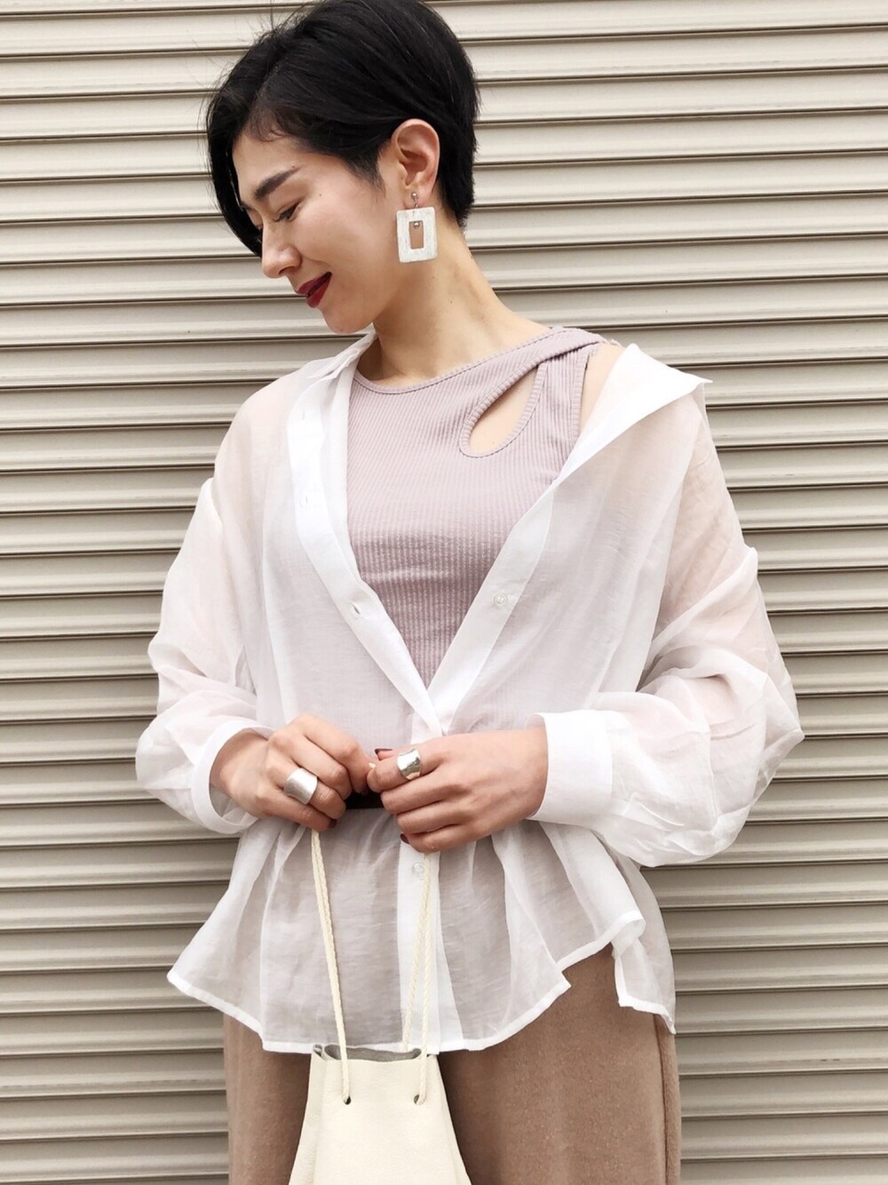 「モーメントプラス」｜「moment+のシースルーオーバーサイズシャツ（シャツ/ブラウス、ホワイト系）」を使った、yocoさん（レディース・162cm）の冬コーディネートの1枚目の写真