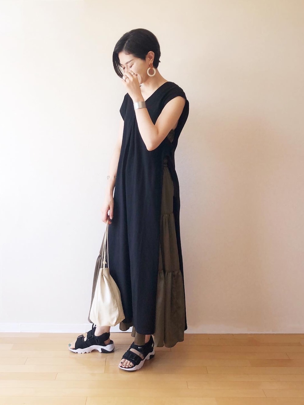 「kohstyle、kohstyling」｜「KOH.styleのWAIST BELT TUCK CUT DRESS（ワンピース、ブラック系）」を使った、yocoさん（レディース・162cm）の夏コーディネートの1枚目の写真