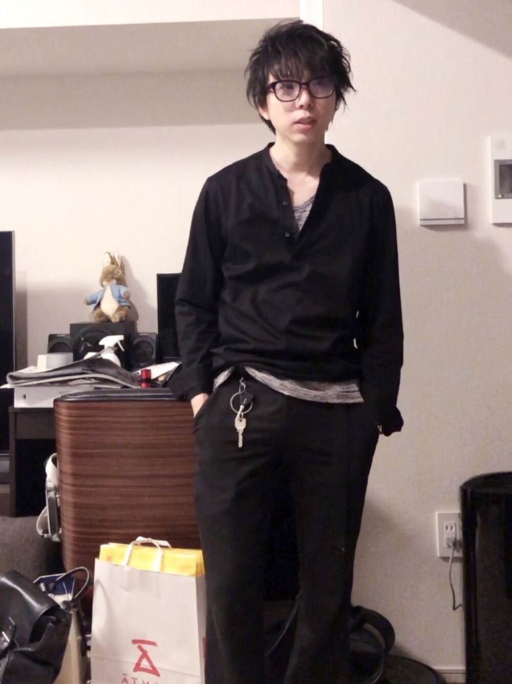 「今日のコーデ、黒Tシャツ、モノトーン、モード系、メガネ男子、おしゃれさんと繋がりたい、ワントーンコーデ、ブラックコーデ、休日スタイル、キレイめ」｜「COSのアイテム（Tシャツ/カットソー、ブラック系）」を使った、ジョニすけ【相互】さん（メンズ・169cm）の夏コーディネートの1枚目の写真