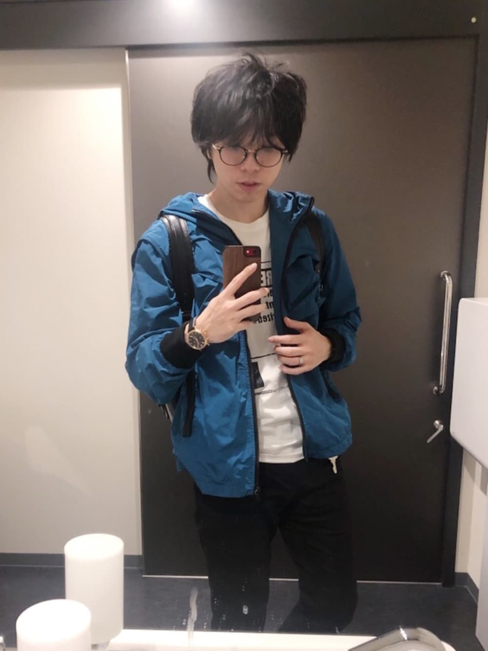 「ブルーコーデ、おしゃれさんと繋がりたい、ユニクロ、メガネ男子、夏コーデ、モード系、マウンテンパーカー、爽やかカラー、メガネコーデ、シンプルコーデ」｜「Marc by Marc JacobsのEMBOSSY TEDDY BACKPACK（バックパック/リュック、ブラック系）」を使った、ジョニすけ【相互】さん（メンズ・169cm）の夏コーディネートの1枚目の写真