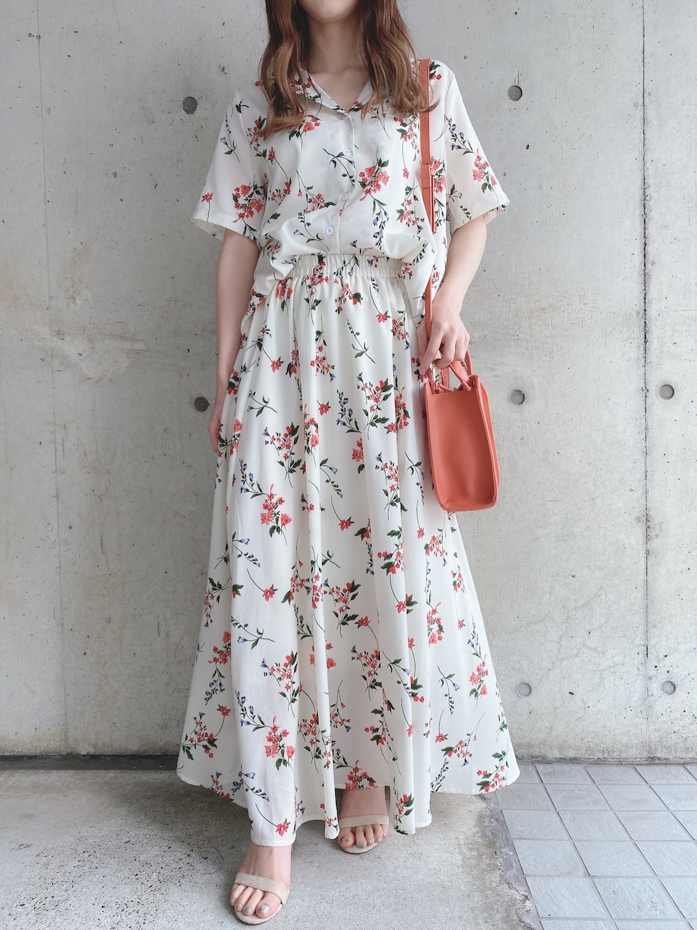 ホワイト系のセットアップ、オレンジ系のショルダーバッグを着用したレディースの夏コーディネートの1枚目の写真