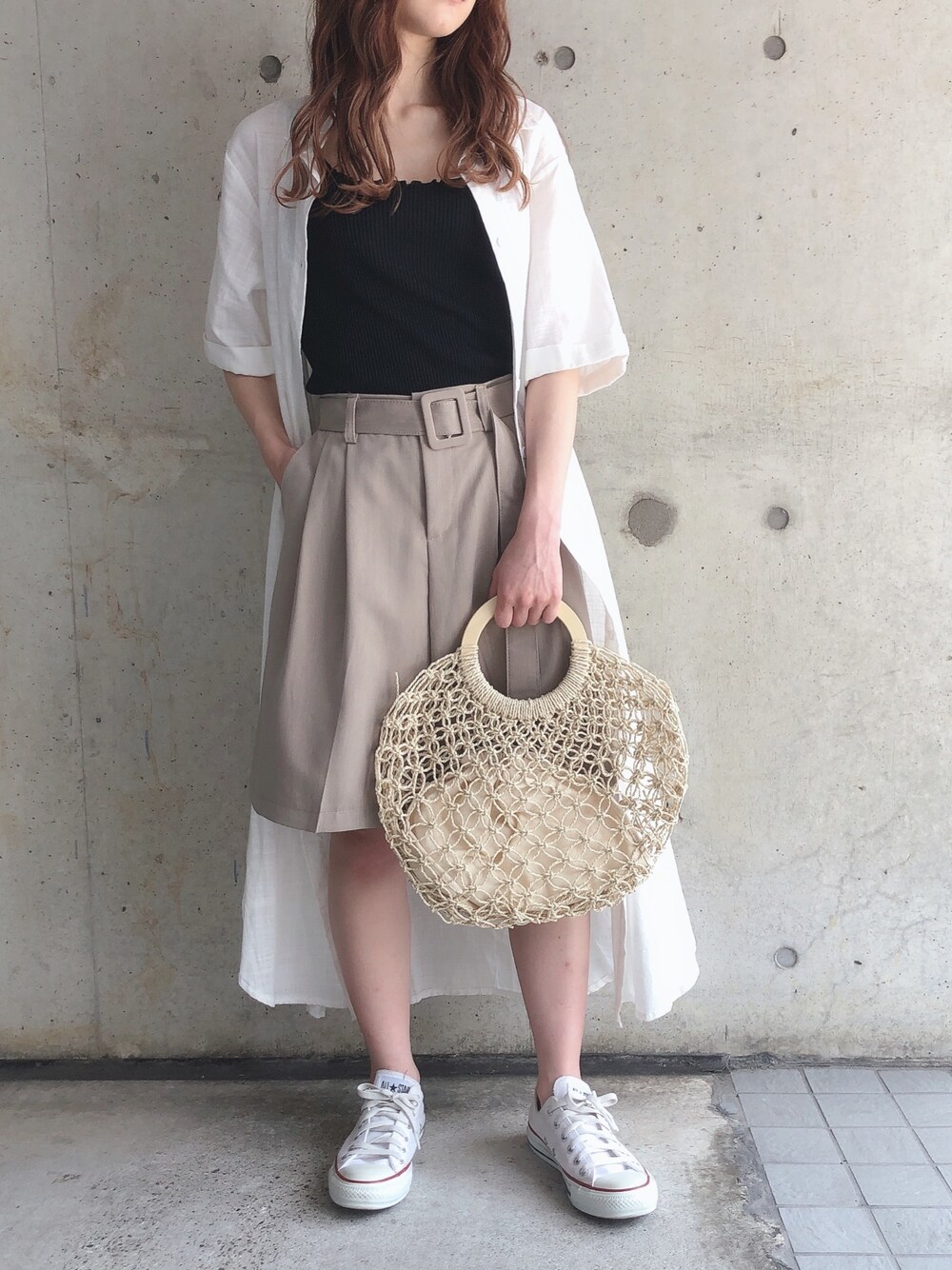 ブラック系のキャミソール、ホワイト系のハンドバッグ、ベージュ系のその他パンツを着用したレディースの夏コーディネートの1枚目の写真