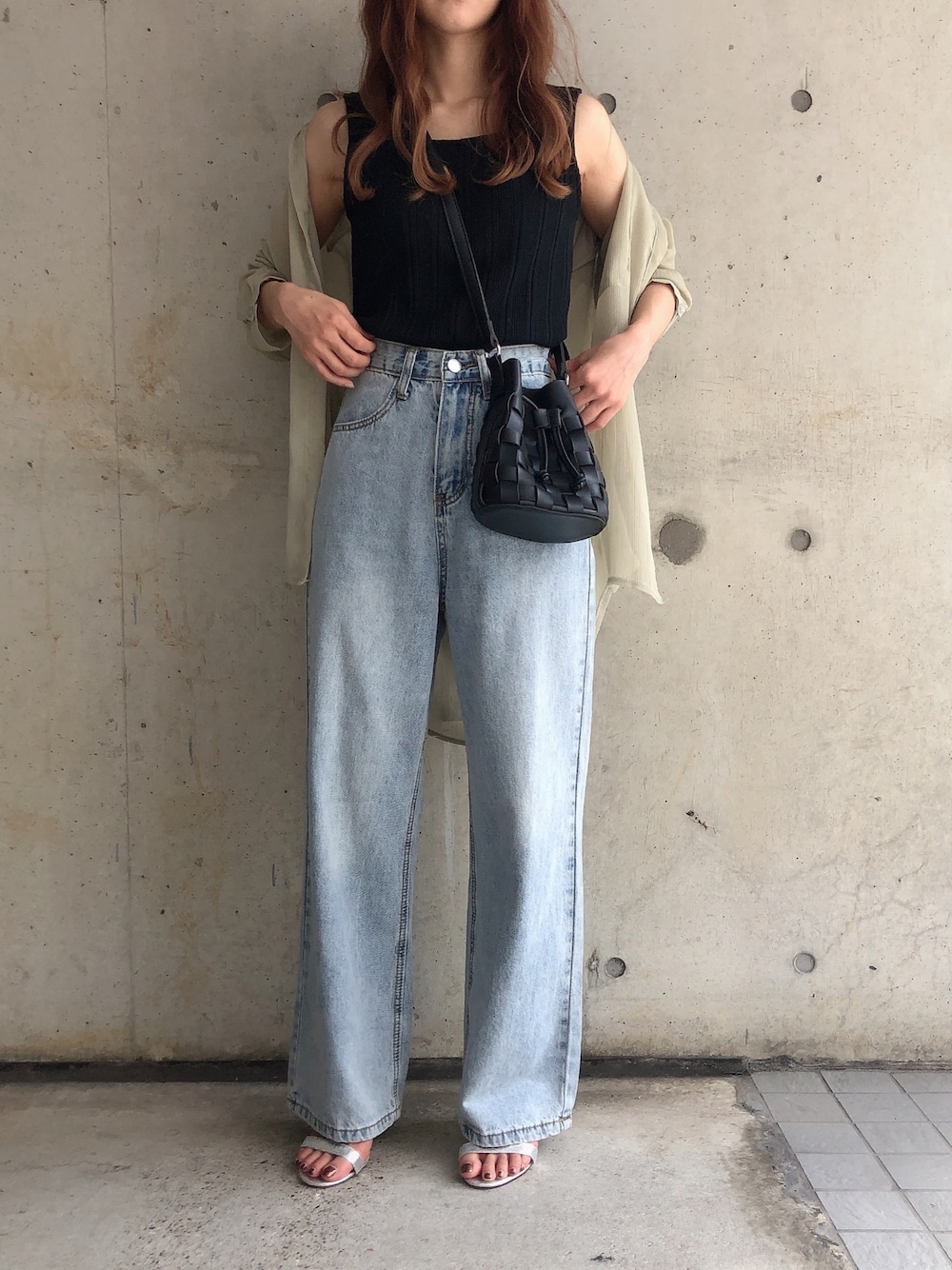 ブラック系のショルダーバッグ、ブラック系のキャミソール、グリーン系のシャツ/ブラウスを着用したレディースの秋コーディネートの1枚目の写真