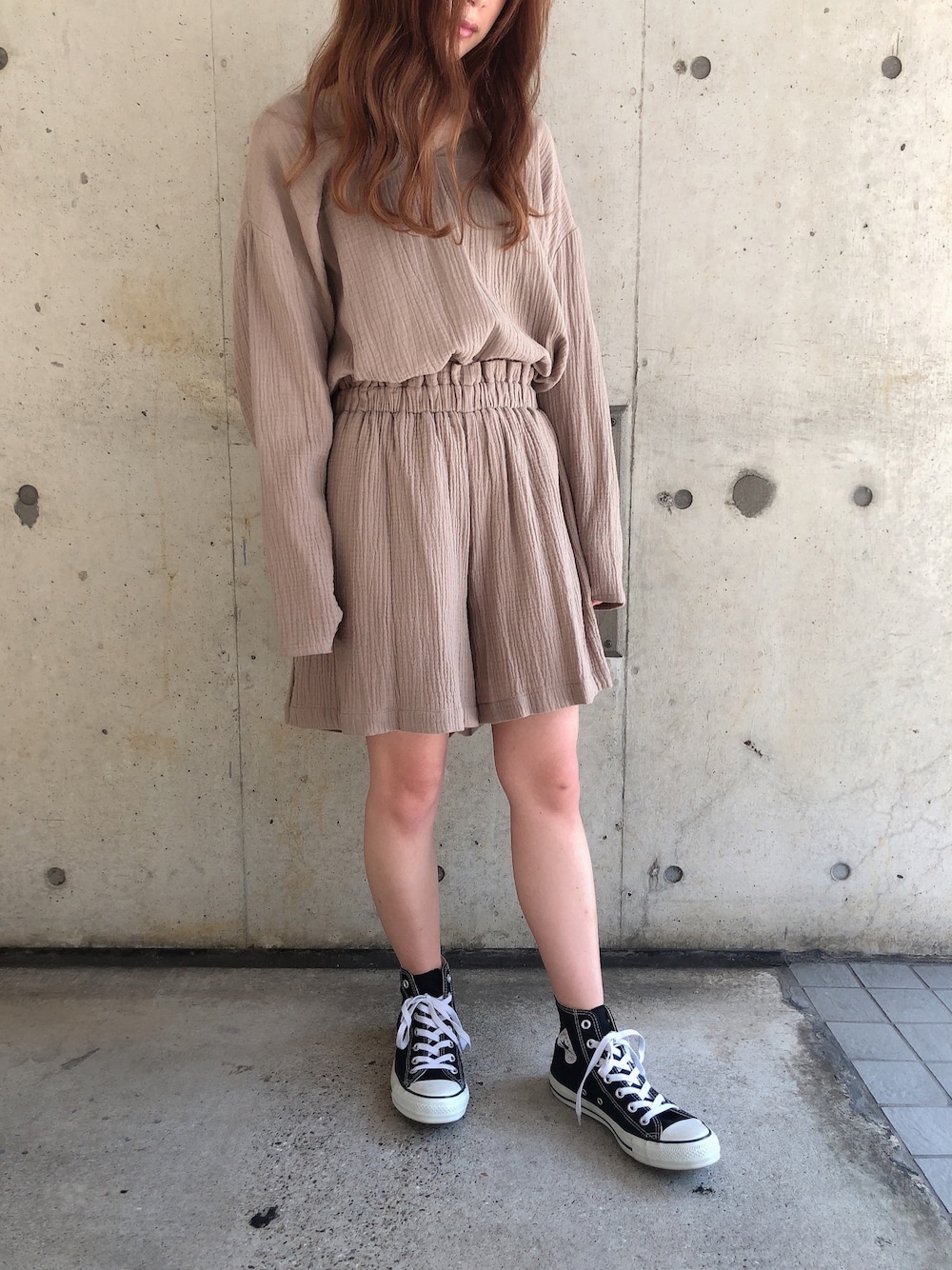 ブラウン系のルームウェア/パジャマを着用したレディースの秋コーディネートの1枚目の写真