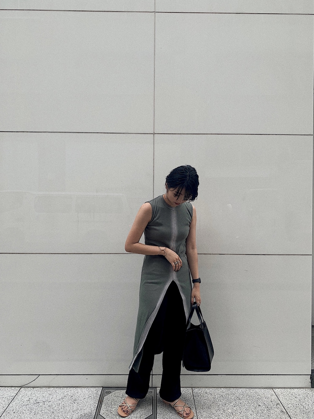 「大人コーデ、カジュアルコーデ、おしゃれさんと繋がりたい、オトナカジュアル、今日のコーデ、moussy、SLY、カーキ、高身長女子」｜「SLYのFADE WASH LONG SLIT トップス（タンクトップ、グリーン系）」を使った、akari.さん（レディース・168cm）の夏コーディネートの1枚目の写真