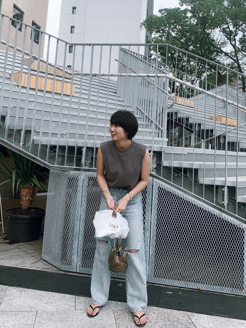 「moussy、H&M、オトナカジュアル、高身長コーデ」｜「MOUSSYのSHOULDER PAT SLEEVELESS Tシャツ（タンクトップ、ブラック系）」を使った、akari.さん（レディース・168cm）の夏コーディネートの1枚目の写真