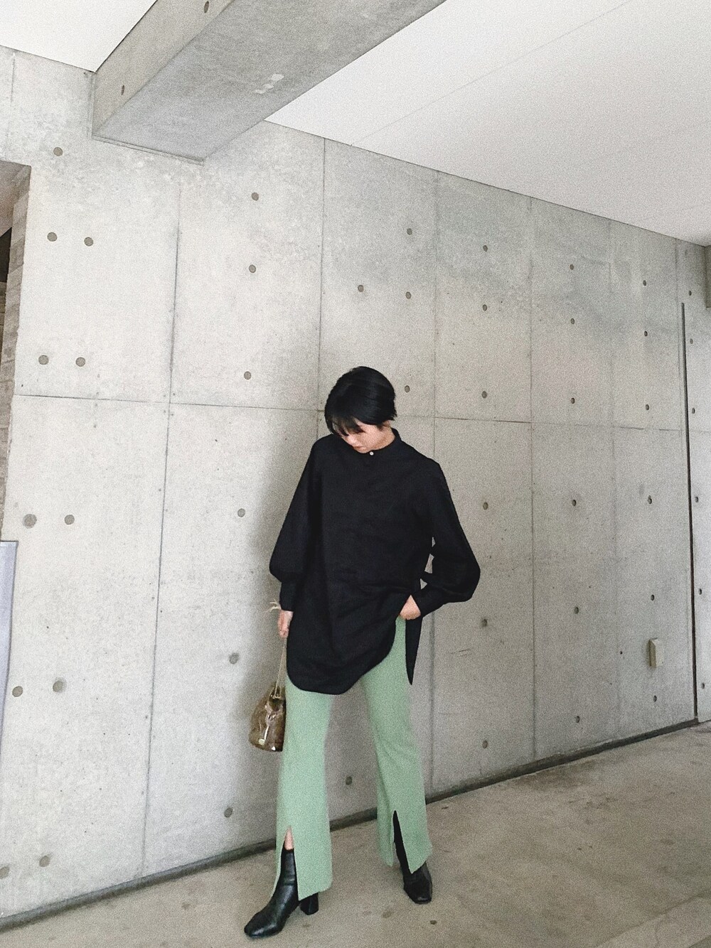 「SLY、Ungrid、STUDIOUS、シャツスタイル、カラーパンツ、オトナカジュアル、高身長女子、高身長コーデ」｜「Ungridのボリュームスリーブドレスシャツ（シャツ/ブラウス、ブラック系）」を使った、akari.さん（レディース・168cm）の秋コーディネートの1枚目の写真