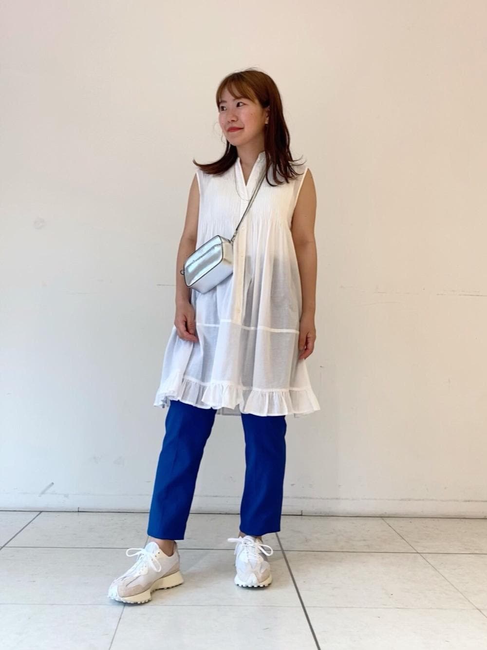 ブルー系のその他パンツ、ホワイト系のシャツ/ブラウス、ホワイト系のスニーカーを着用したレディースの夏コーディネートの1枚目の写真