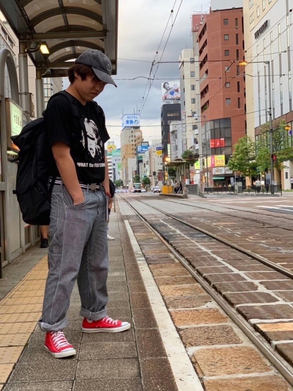 「BiSH、バンドT」｜「CONVERSEのアイテム（スニーカー、レッド系）」を使った、うみおとさん（メンズ・169cm）の秋コーディネートの1枚目の写真