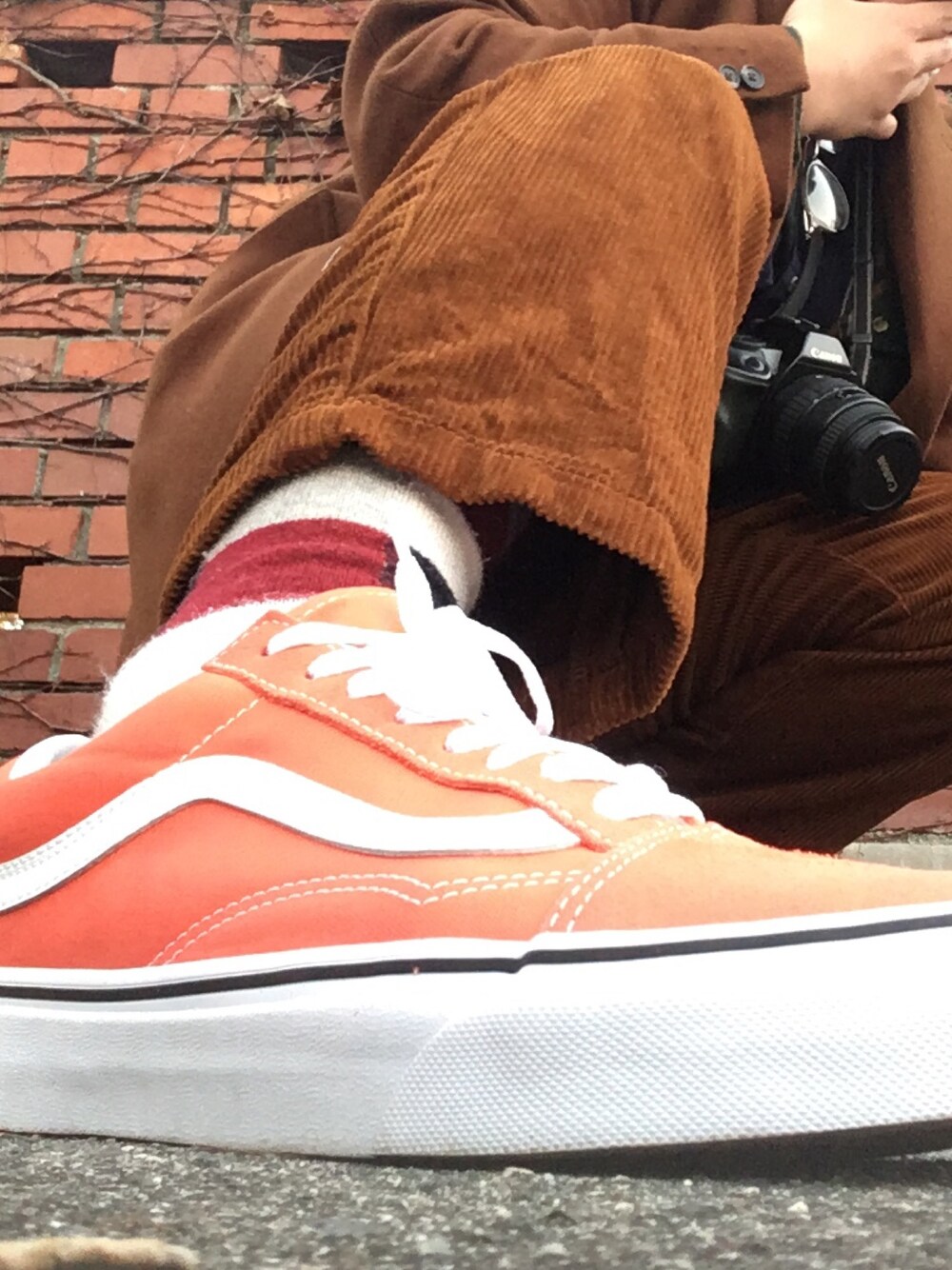 「キモ撮り、秋のコーデ」｜「VANSのアイテム（スニーカー、オレンジ系）」を使った、うみおとさん（メンズ・165cm）の秋コーディネートの1枚目の写真