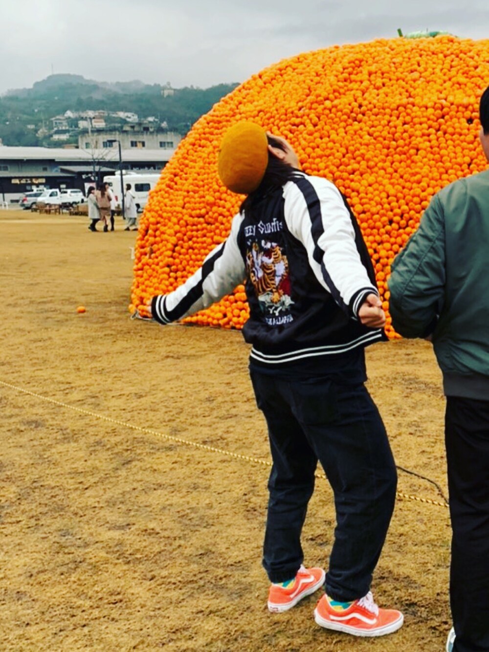 「おしゃれさんと繋がりたい、スカジャン、VANS、dizzy sunfist、邦ロック好きさんと繋がりたい、バンド好き」｜「Dizzy Sunfistスカジャンのアイテム（スカジャン、ブラック系）」を使った、うみおとさん（メンズ・165cm）の冬コーディネートの1枚目の写真