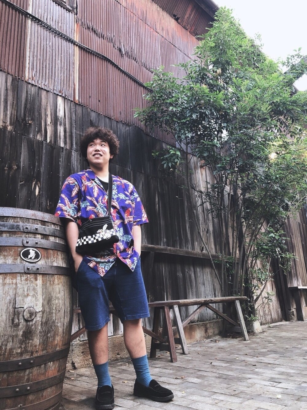 「アロハシャツ、古着屋、UNIQLO、VANS、おしゃれさんと繋がりたい、夏コーデ、夏服」｜「VANSのアイテム（バッグ、ブラック系）」を使った、うみおとさん（メンズ・165cm）の春コーディネートの1枚目の写真