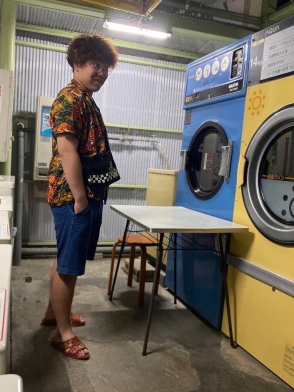 「夏コーデ、柄シャツ、便所サンダル、おしゃれさんと繋がりたい、カジュアル、ラフ、VANS、ZARA、GU」｜「VANSのアイテム（バッグ、ブラック系）」を使った、うみおとさん（メンズ・165cm）の夏コーディネートの1枚目の写真