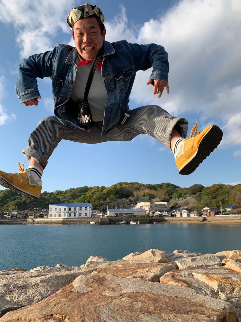 「春、オトナカジュアル、おしゃれさんと繋がりたい、デニム、スニーカー、春コーデ」｜「Levi'sのアイテム（デニムジャケット、ブルー系）」を使った、うみおとさん（メンズ・165cm）の春コーディネートの1枚目の写真