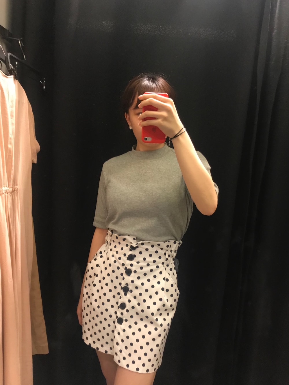 「ZARAのアイテム（スカート、ホワイト系）」を使った、啊呸呸さん（レディース・171cm）の春コーディネートの1枚目の写真