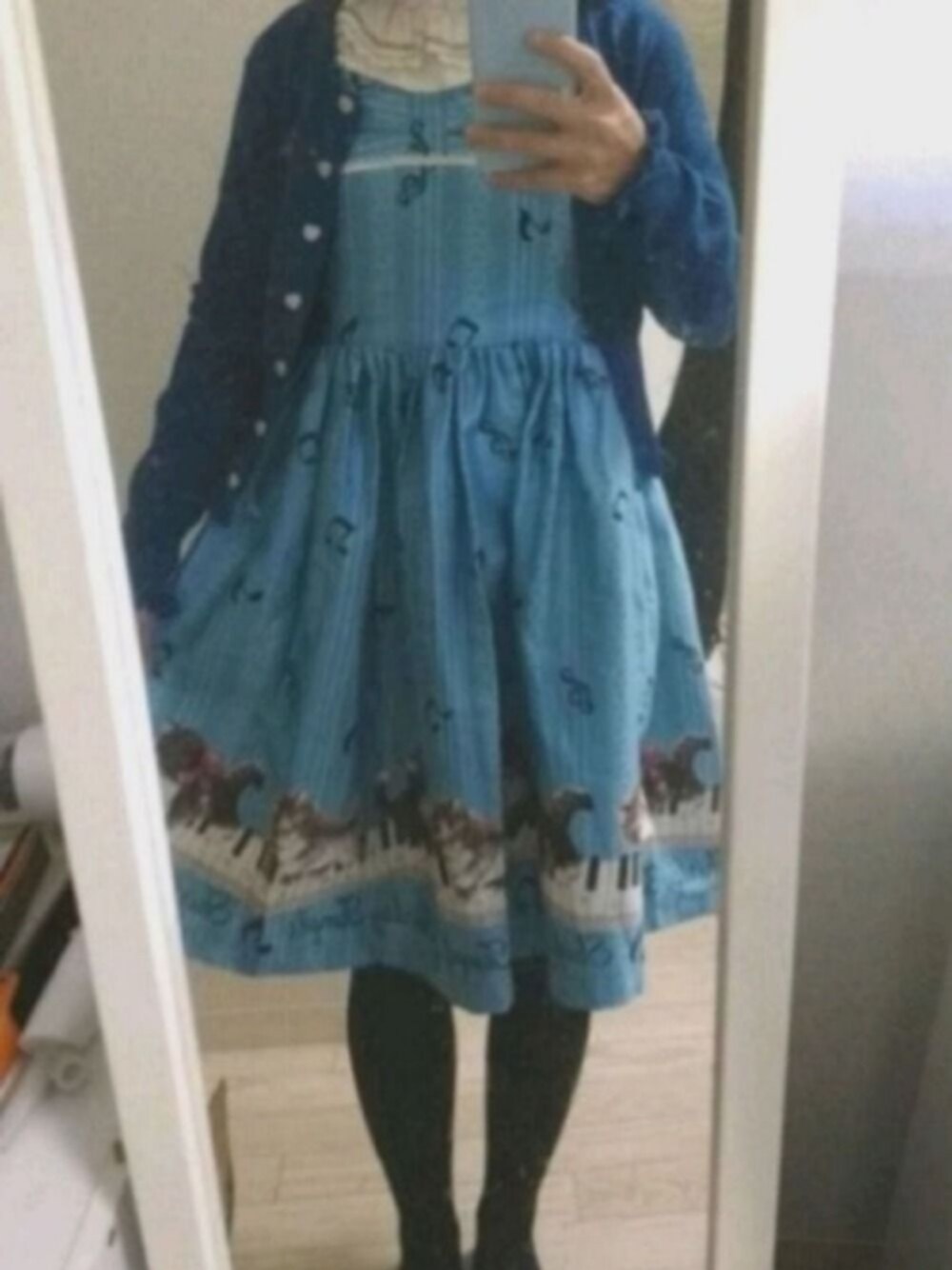 「Shirley temple、ネコ、ピアノ、サックスブルー、秋服準備はじめました、好きなものって変わらない、ノースリーブワンピース、秋のコーデ」｜「Shirley Templeのアイテム（ジャンパースカート、ブルー系）」を使った、にゃん。さん（レディース・150cm）の秋コーディネートの1枚目の写真