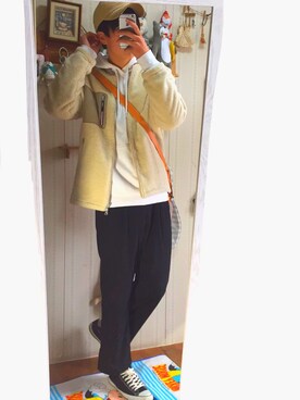 「H&M（エイチ・アンド・エム）のアイテム（パーカー、ホワイト系）」を使った、アスカさん（メンズ・180cm）の冬コーディネート