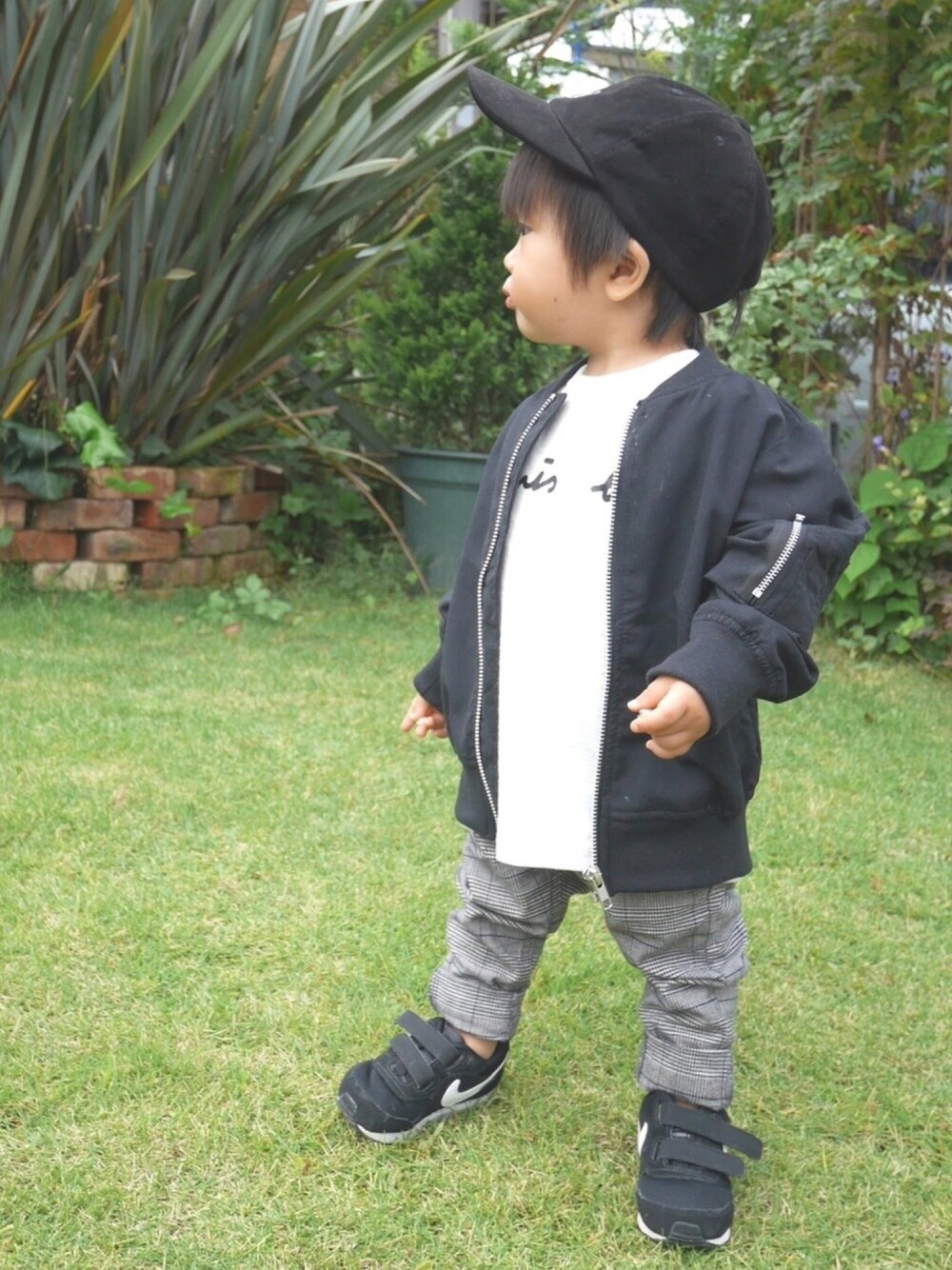 「1歳、男の子、おとこのこ、キッズコーデ、シンプルコーデ、グレンチェック、MA-1、GROBAL WORK、NIKE、西松屋」｜「GLOBAL WORKの【キッズ】ＭＡ－１/737484（MA-1、ブラック系）」を使った、ama ☺︎︎さん（キッズ・70cm）の秋コーディネートの1枚目の写真
