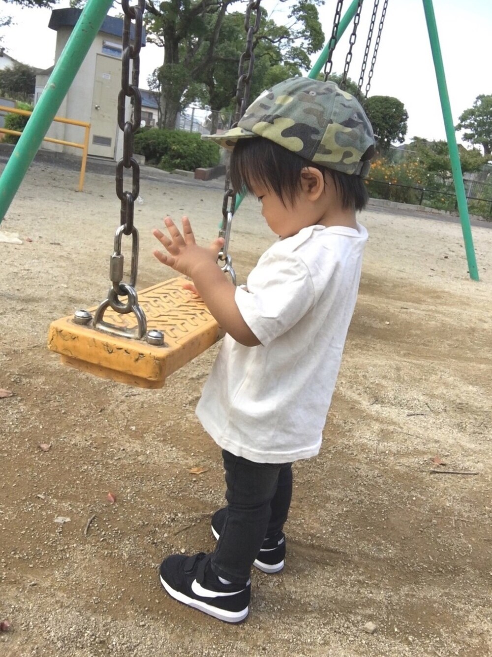 「1歳、1歳6ヶ月、男の子、おとこのこ、キッズコーデ、シンプルコーデ、プティマイン(petit main)、ZARA KIDS、NIKE」｜「petit mainの犬フォトプリント半袖Tシャツ（Tシャツ/カットソー、ベージュ系）」を使った、ama ☺︎︎さん（キッズ・70cm）の秋コーディネートの1枚目の写真