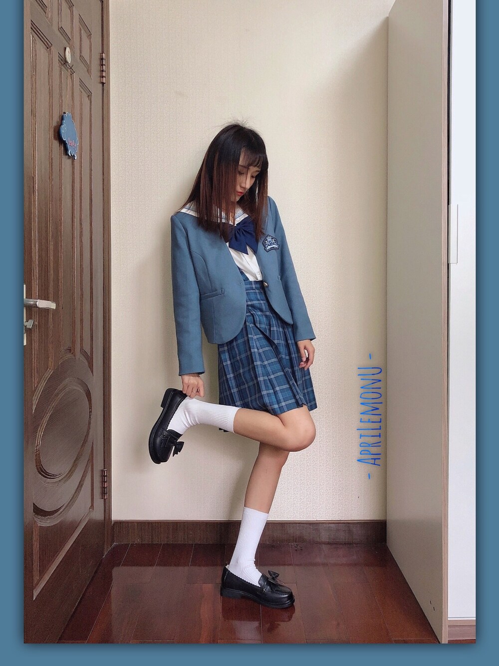 「JK」｜「KURI-ORIのアイテム（蝶ネクタイ、ブルー系）」を使った、aluさん（レディース・162cm）の春コーディネートの1枚目の写真