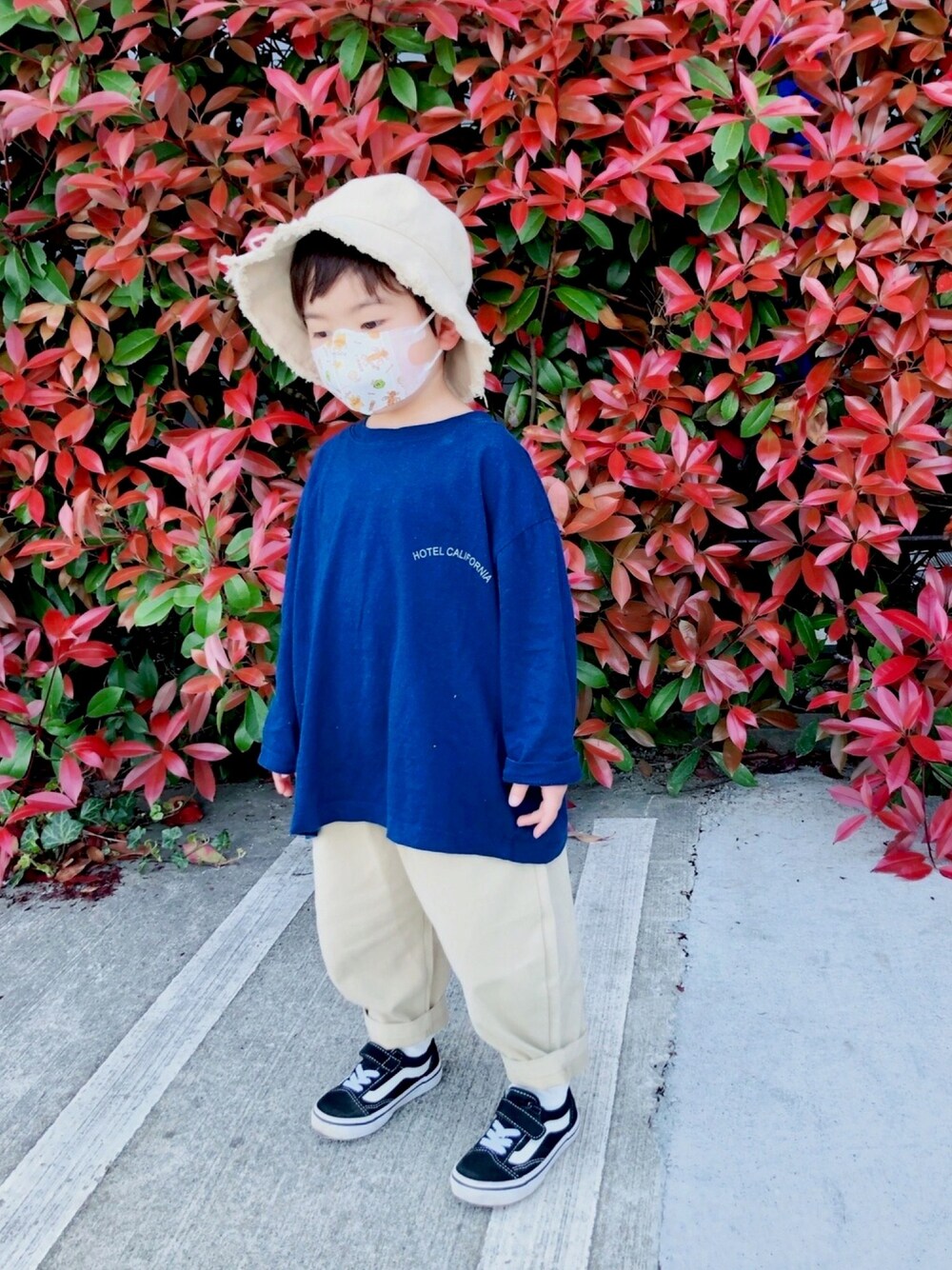 ブルー系のTシャツ/カットソー、ベージュ系のチノパンツ、ブラック系のスニーカーを着用したキッズの春コーディネートの1枚目の写真