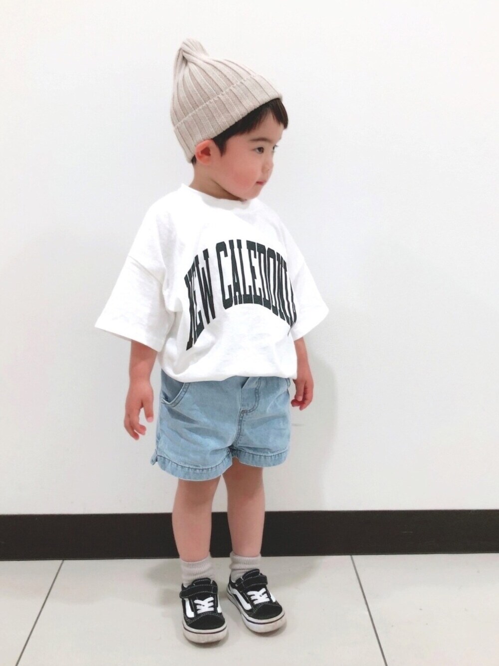 ホワイト系のTシャツ/カットソー、ブルー系のデニムパンツ、ブラック系のスニーカーを着用したキッズの春コーディネートの1枚目の写真