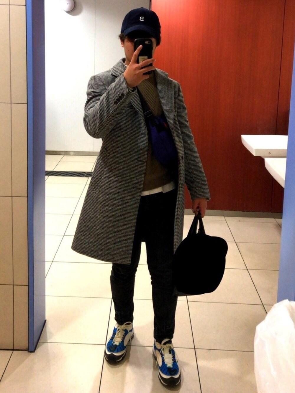 グレー系のチェスターコートを着用したメンズの冬コーディネートの1枚目の写真