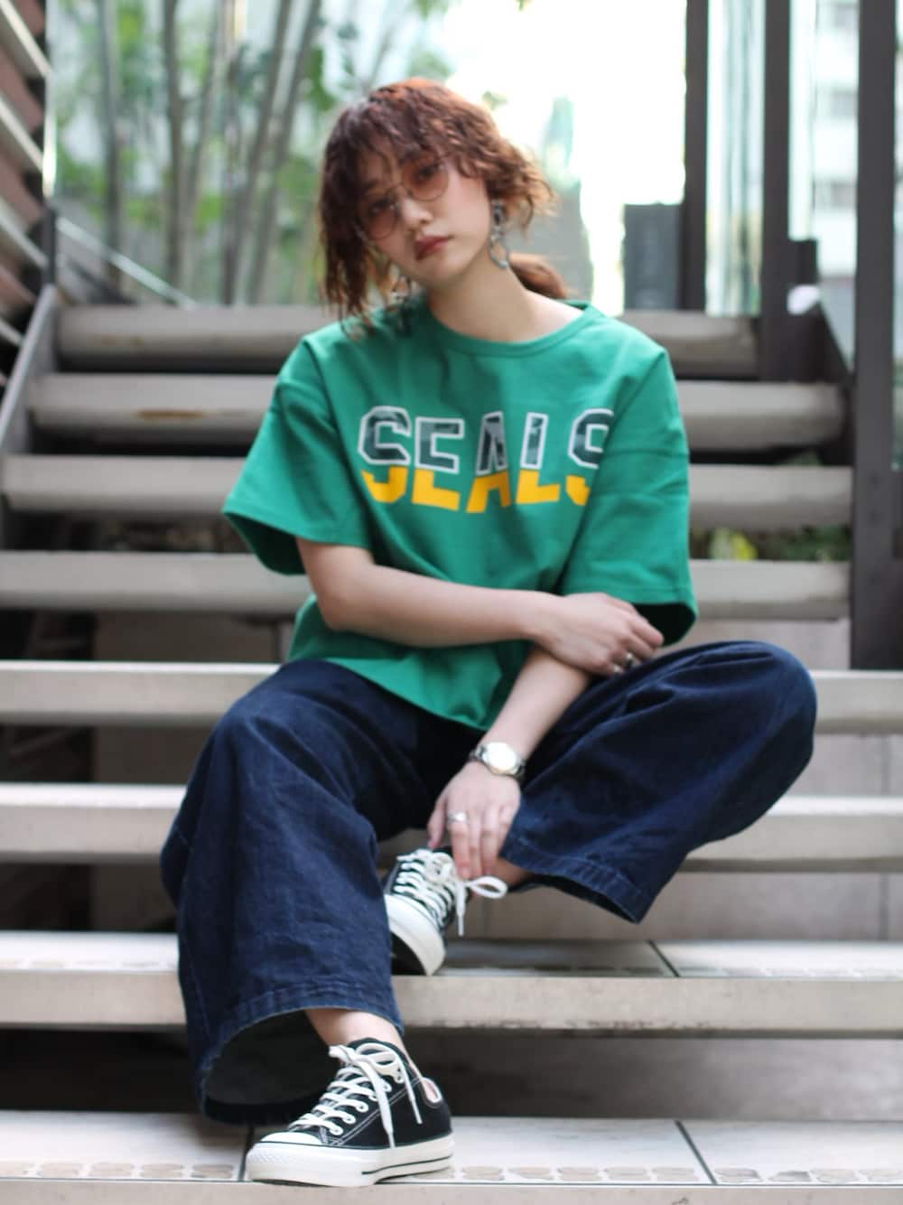 「おしゃれさんと繋がりたい、ゆるコーデ、ロゴT、ゆるT、春、スニーカー、カジュアルコーデ、ワイドパンツ、おおぶりピアス、AVIREX」｜「AVIREXのドロップショルダーメッシュロゴティーシャツ/ SS DROP SHOULDER MESH LOGO T-SHIRT（Tシャツ/カットソー、ホワイト系）」を使った、yurika   muroiさん（レディース・164cm）の春コーディネートの1枚目の写真