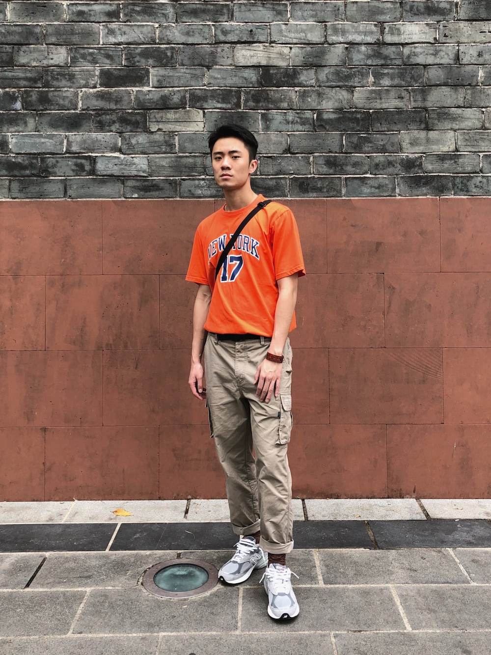 「comic brandのアイテム（チノパンツ、ベージュ系）」を使った、A_Guilty🃏さん（メンズ・182cm）の春コーディネートの1枚目の写真