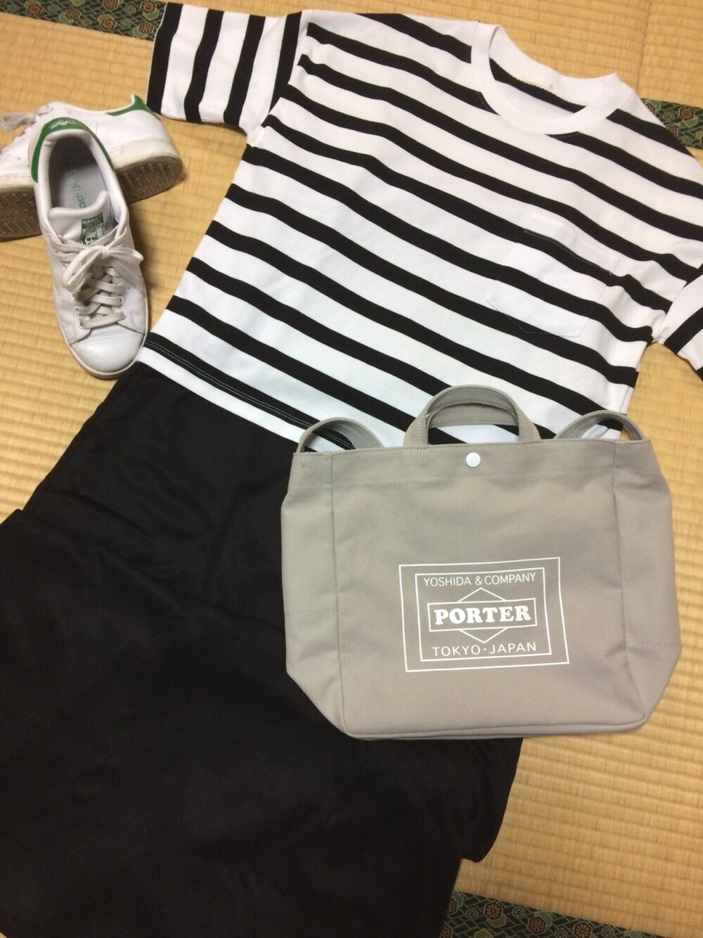 ホワイト系のTシャツ/カットソー、ブラック系のワンピース、ホワイト系のスニーカーを着用したレディースの春コーディネートの1枚目の写真