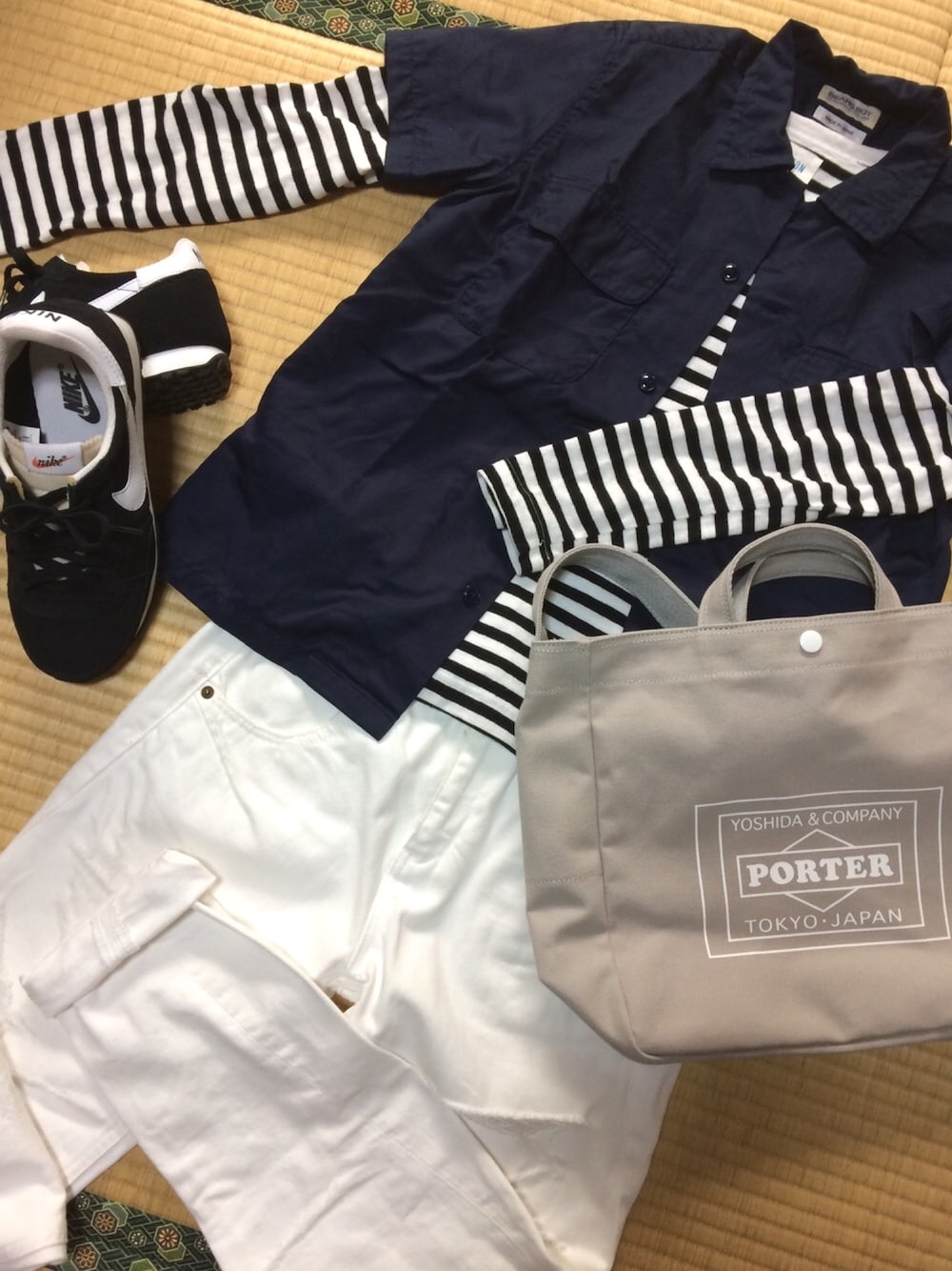 ブルー系のシャツ/ブラウス、ホワイト系のTシャツ/カットソー、ホワイト系のデニムパンツを着用したレディースの春コーディネートの1枚目の写真