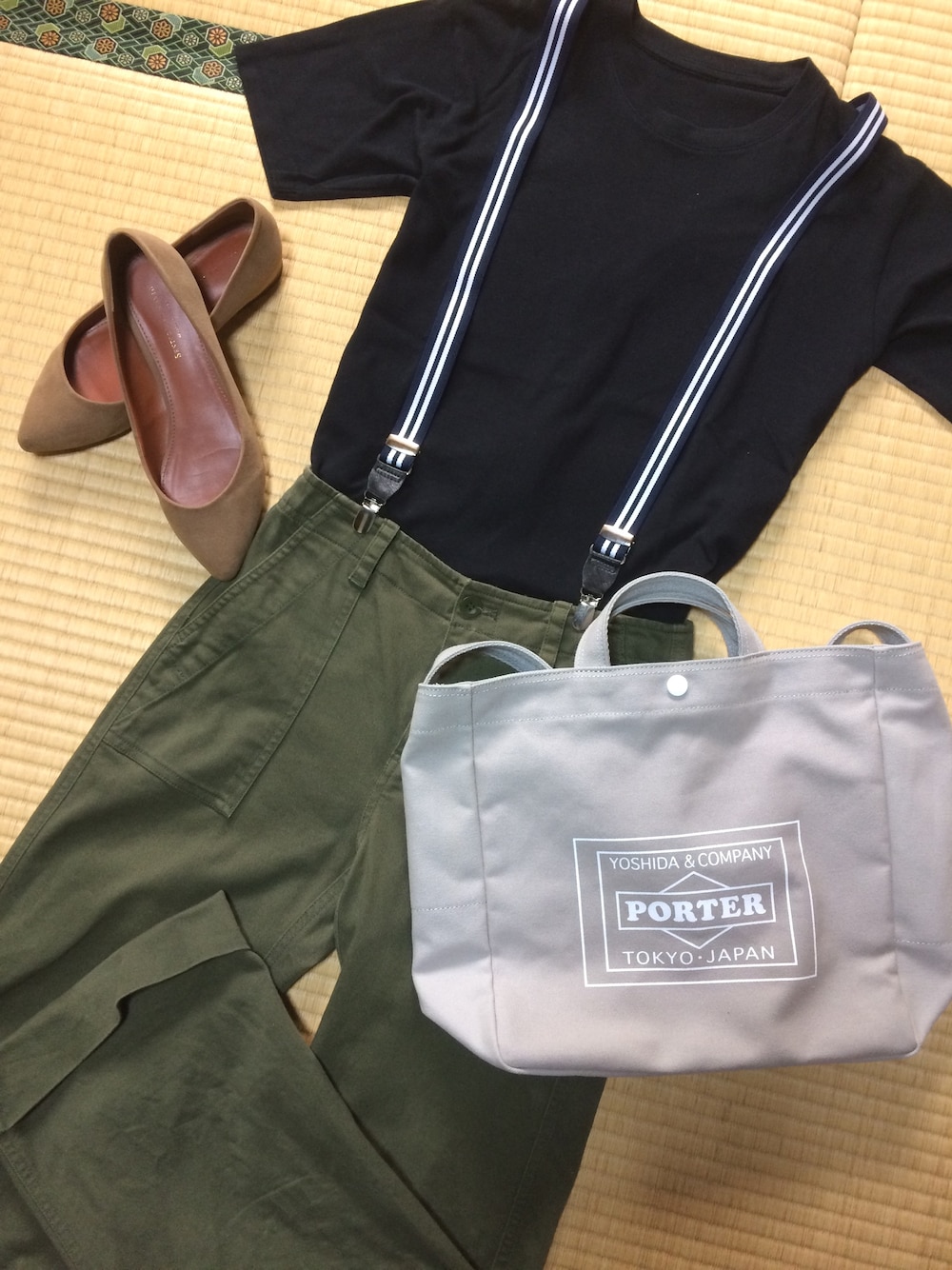 ブラック系のTシャツ/カットソー、グリーン系のその他パンツ、グレー系のトートバッグを着用したレディースの春コーディネートの1枚目の写真