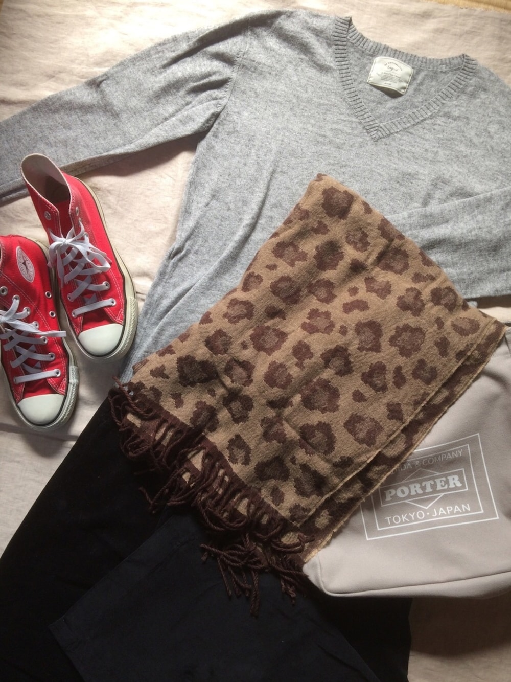 グレー系のニット/セーター、ブラック系のその他パンツ、グレー系のトートバッグを着用したレディースの秋コーディネートの1枚目の写真