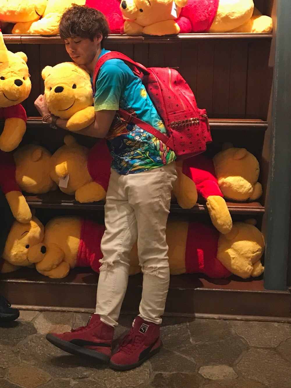 「Disneyland、followme」｜「Bershkaのアイテム（デニムパンツ、ホワイト系）」を使った、masashiさん（メンズ・164cm）の春コーディネートの1枚目の写真