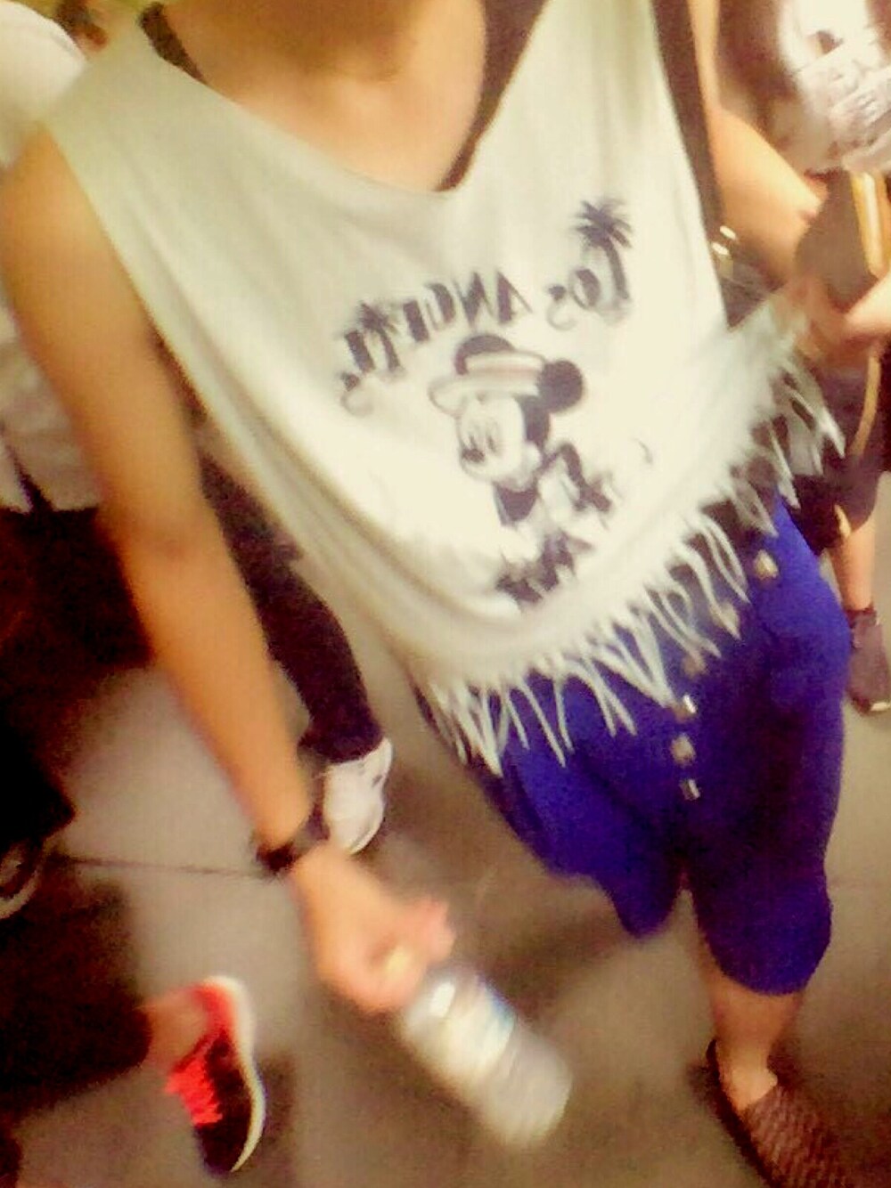 「Disneyland、followme」｜「UNIQLOのミッキー トラベルズ グラフィックT（半袖）（Tシャツ/カットソー、ブルー系）」を使った、masashiさん（メンズ・164cm）の春コーディネートの1枚目の写真
