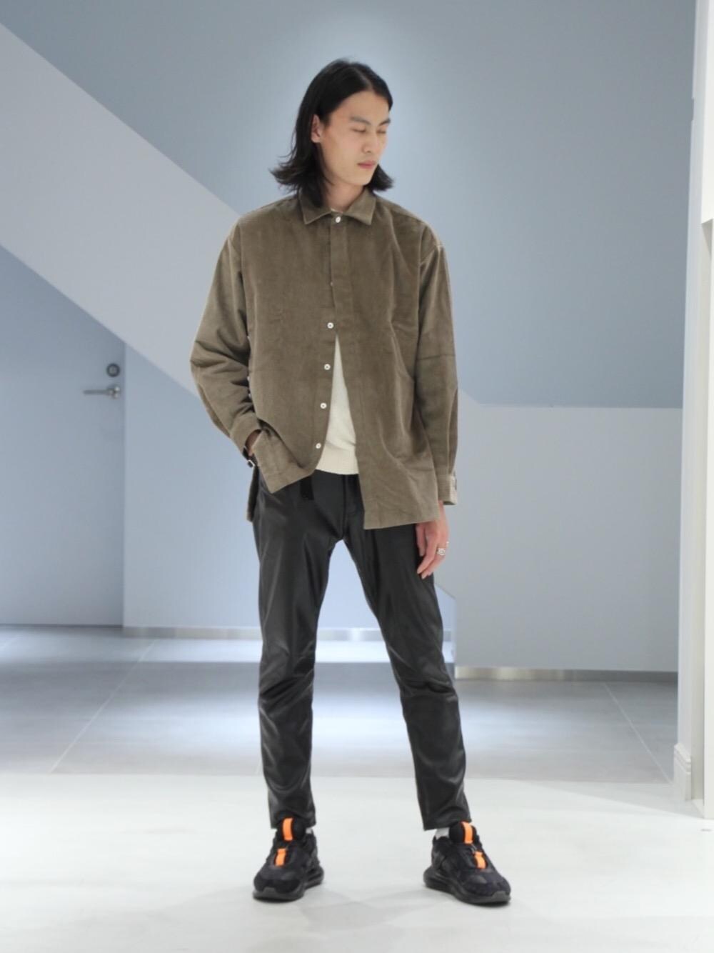 「UNITED ARROWSの＜UNITED ARROWS＞ ブークレー クルーネック ニット（ニット/セーター、ホワイト系）」を使った、野口　順平さん（メンズ・187cm）の秋コーディネートの1枚目の写真