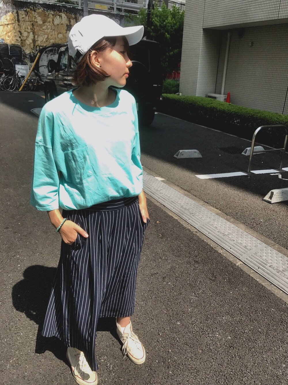 「カジュアルコーデ、大人カジュアル、夏、スニーカーコーデ、シンプル、無地Tシャツ、ストリート、渋谷」｜「MUSIC SAVED MY LIFEのアイテム（Tシャツ/カットソー、ブルー系）」を使った、はましーさん（レディース・155cm）の夏コーディネートの1枚目の写真