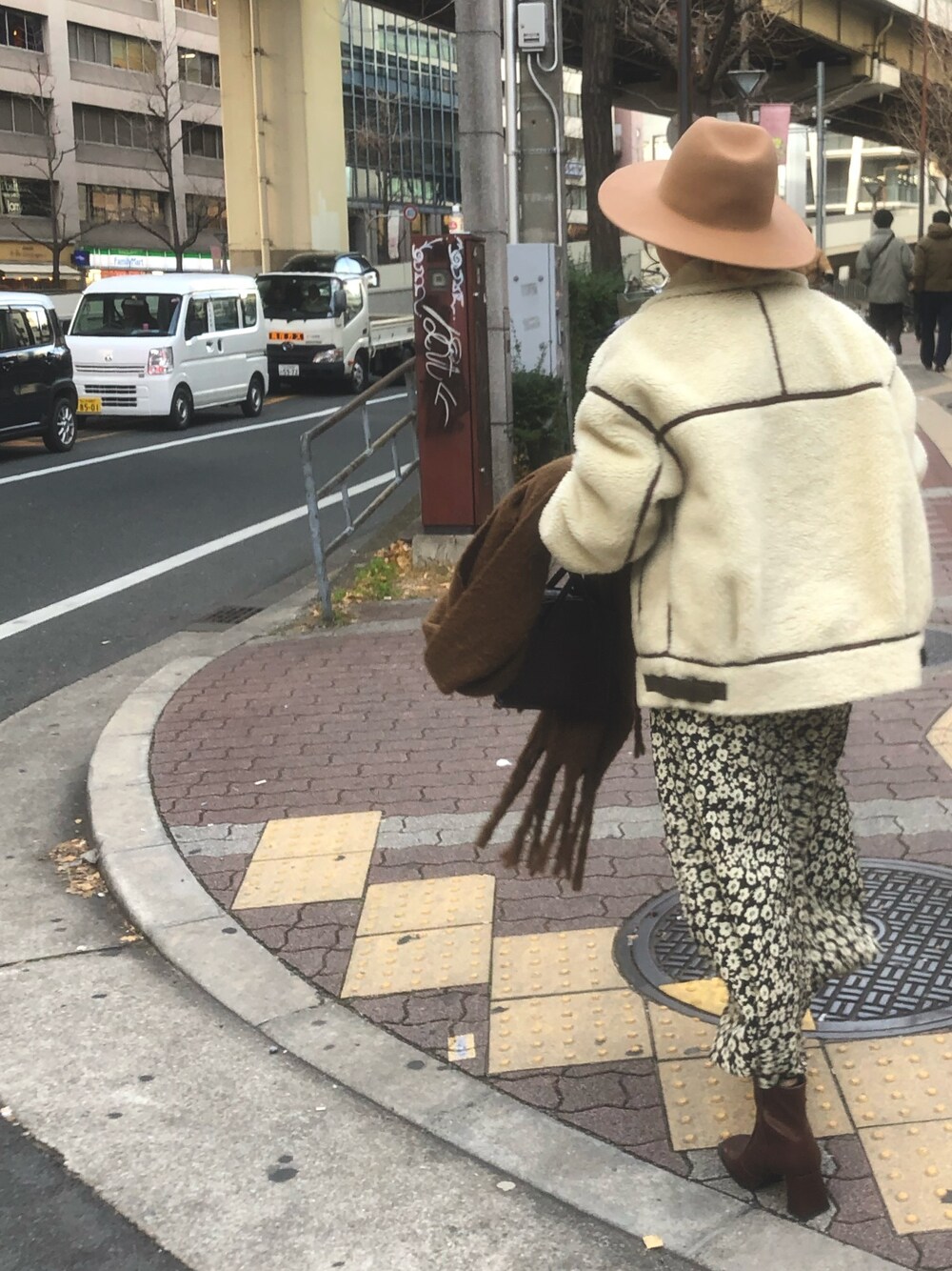 「休日スタイル、プチプラコーデ、ローリーズファーム(LOWRYS FARM)、花柄、スカート、スクエアトゥブーツ、冬、モノトーンコーデ、ハット、ロングスカート」｜「OZOCのムートン風ボアジャケット（ブルゾン、ベージュ系）」を使った、みぃこ。さん（レディース・160cm）の冬コーディネートの1枚目の写真