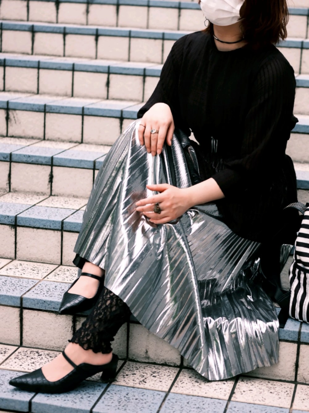 「カジュアル、メタリックプリーツスカート、プリーツスカート、とんがりパンプス、レースレギンス」｜「Libby&Roseのメタリックプリーツスカート（スカート、シルバー系）」を使った、asmrsさん（レディース・158cm）の夏コーディネートの1枚目の写真