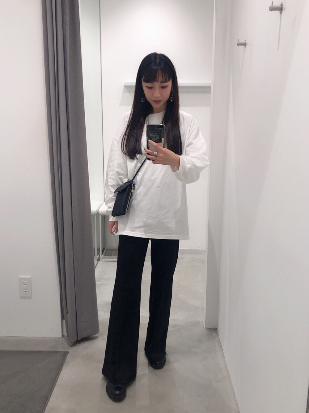 ホワイト系のTシャツ/カットソーを着用したレディースの春コーディネートの1枚目の写真