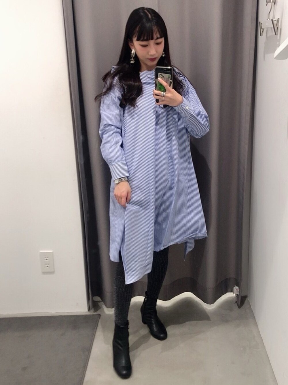 シルバー系のイヤリングを着用したレディースの春コーディネートの1枚目の写真