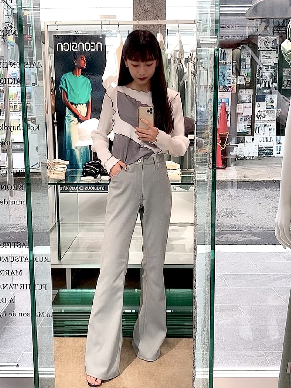 ホワイト系のTシャツ/カットソー、グリーン系のパンツを着用したレディースの夏コーディネートの1枚目の写真