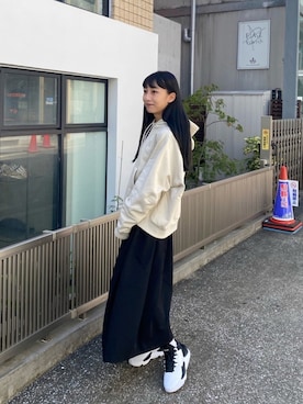 「アイテム（スニーカー）」を使った、Chikaさん（レディース・161cm）の秋コーディネート