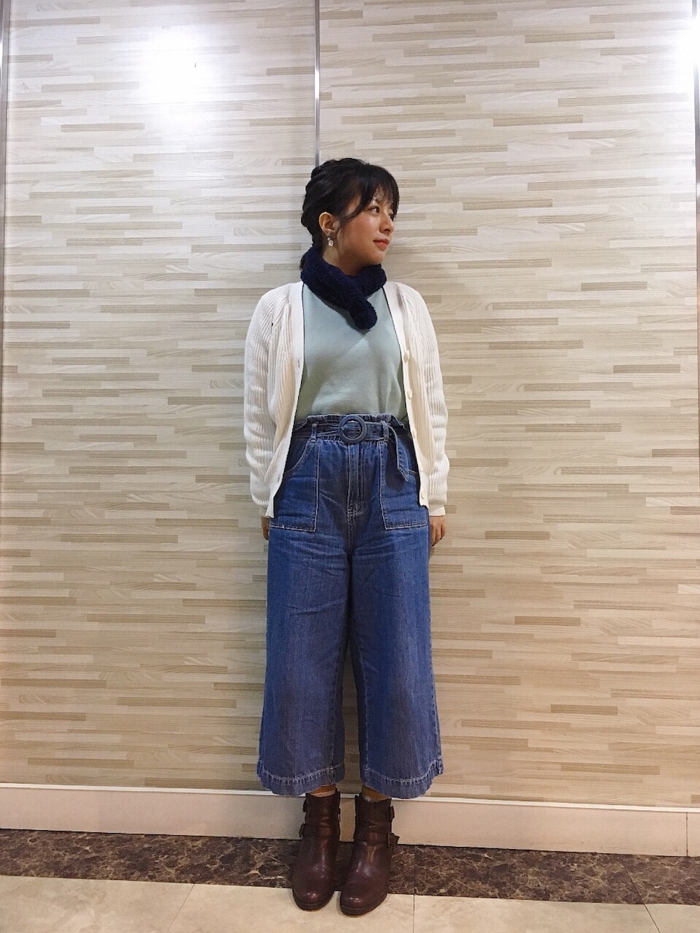 「knitwear、Outfit Of The Day、denim、winter wearing、WINTER STYLE」｜「UNIQLOのライトVネックカーディガン（長袖）（ニット/セーター、ホワイト系）」を使った、ダニエルさん（レディース・155cm）の冬コーディネートの1枚目の写真