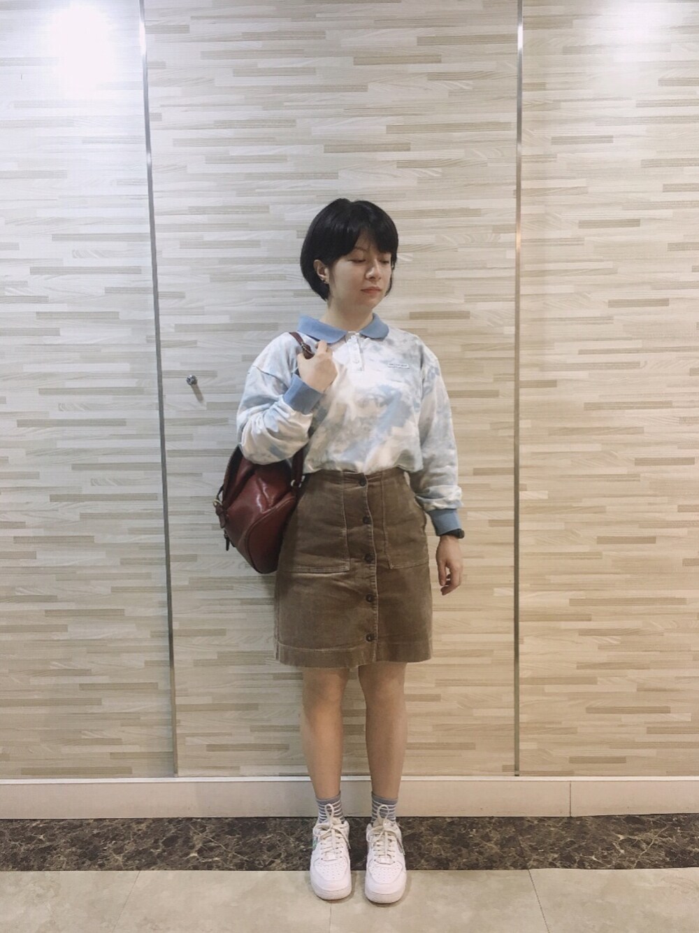 「autumn look、long sleeve、skirt、corduroy skirt、tie dye」｜「Browndeerのアイテム（ポロシャツ、ブルー系）」を使った、ダニエルさん（レディース・155cm）の秋コーディネートの1枚目の写真